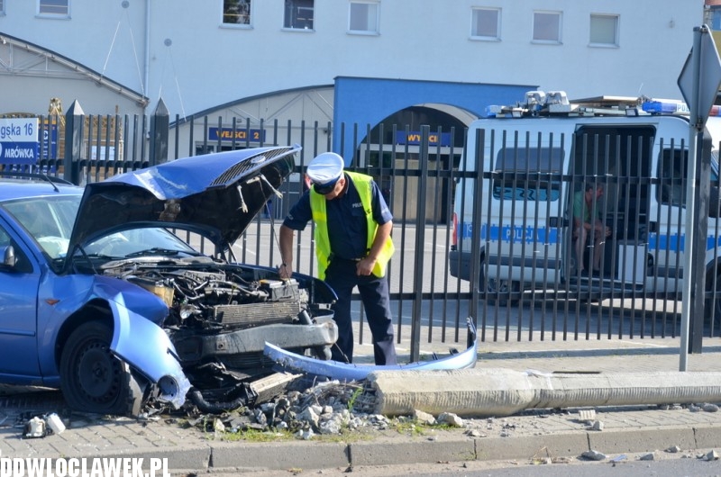 Ford mondeo uderzył w latarnię na ulicy Łęgskiej