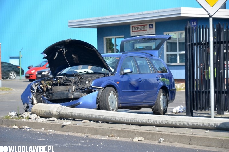 Ford mondeo uderzył w latarnię na ulicy Łęgskiej