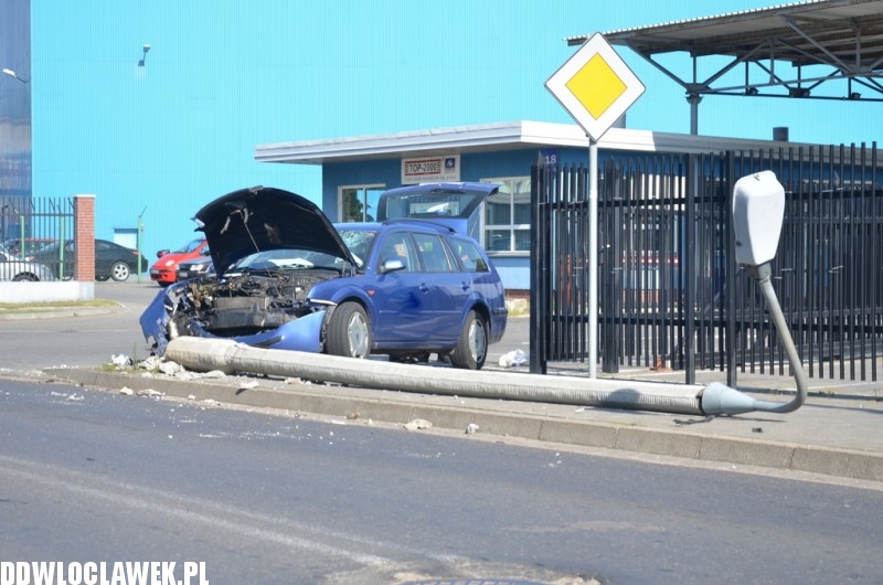 Ford mondeo uderzył w latarnię na ulicy Łęgskiej