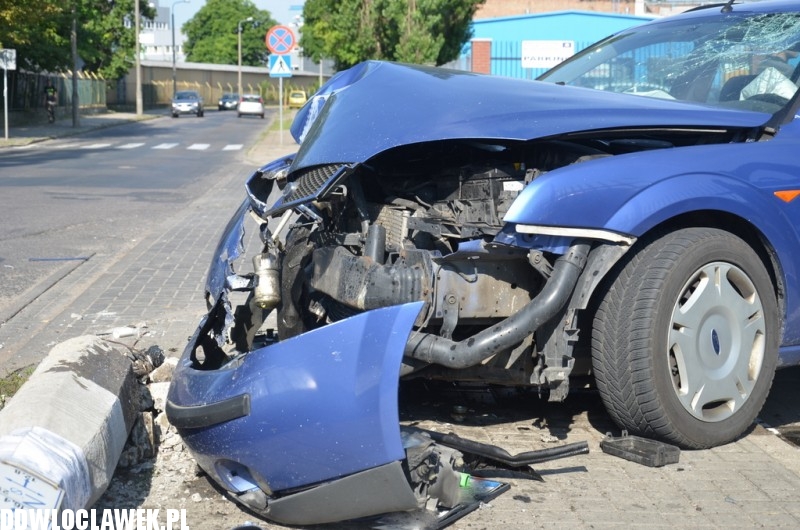 Ford mondeo uderzył w latarnię na ulicy Łęgskiej