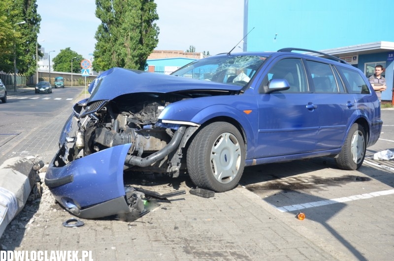 Ford mondeo uderzył w latarnię na ulicy Łęgskiej