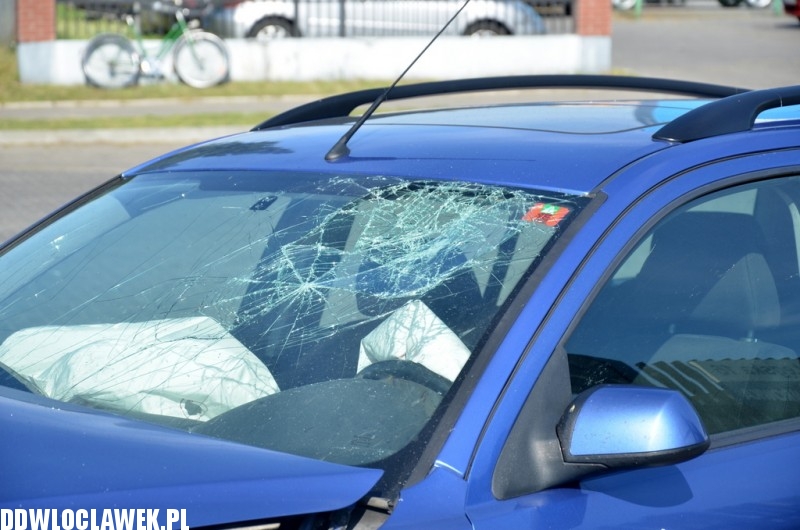 Ford mondeo uderzył w latarnię na ulicy Łęgskiej