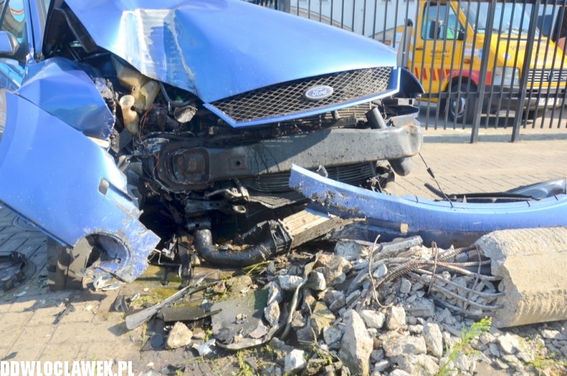 Ford mondeo uderzył w latarnię na ulicy Łęgskiej