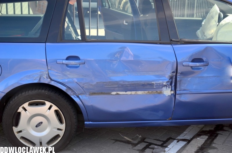 Ford mondeo uderzył w latarnię na ulicy Łęgskiej