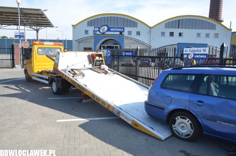 Ford mondeo uderzył w latarnię na ulicy Łęgskiej
