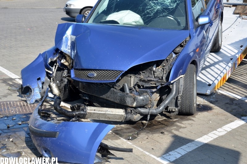 Ford mondeo uderzył w latarnię na ulicy Łęgskiej
