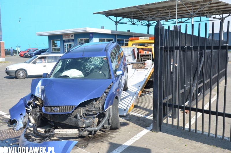 Ford mondeo uderzył w latarnię na ulicy Łęgskiej