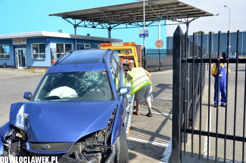 Ford mondeo uderzył w latarnię na ulicy Łęgskiej