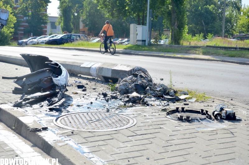 Ford mondeo uderzył w latarnię na ulicy Łęgskiej