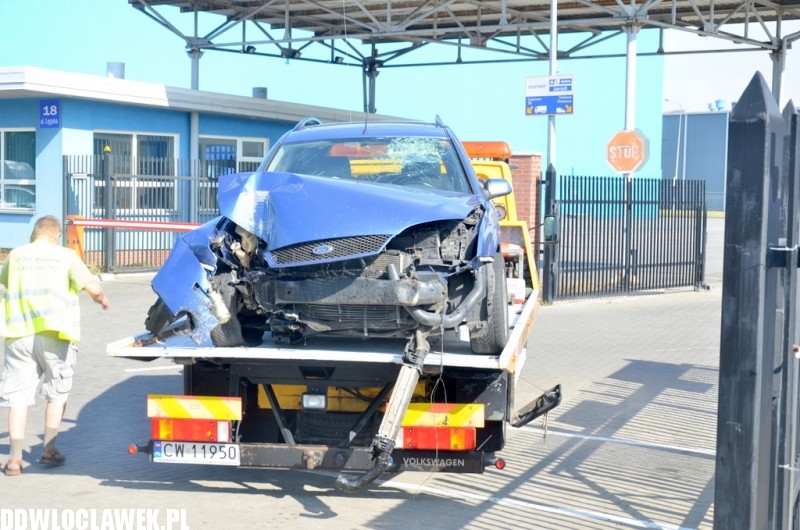 Ford mondeo uderzył w latarnię na ulicy Łęgskiej