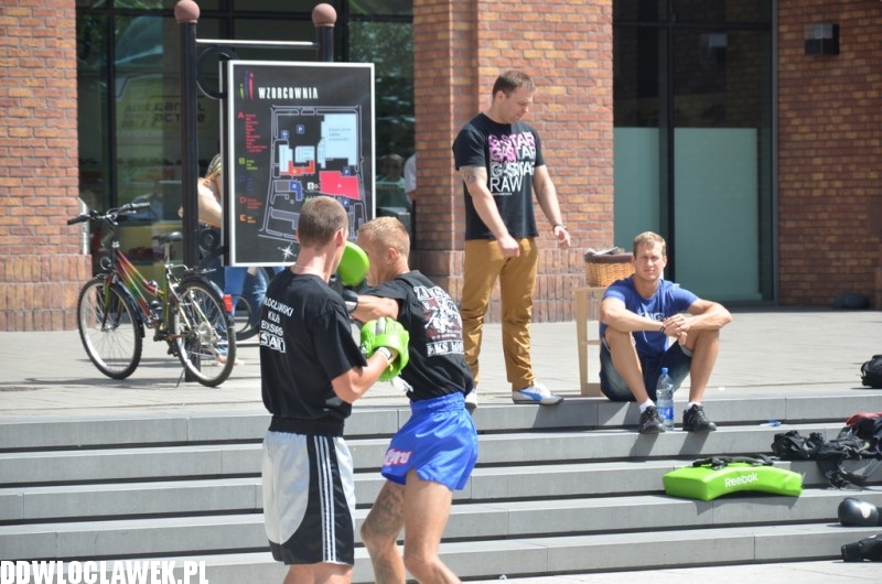 Pokazy sztuk walki przed Wzorcownią