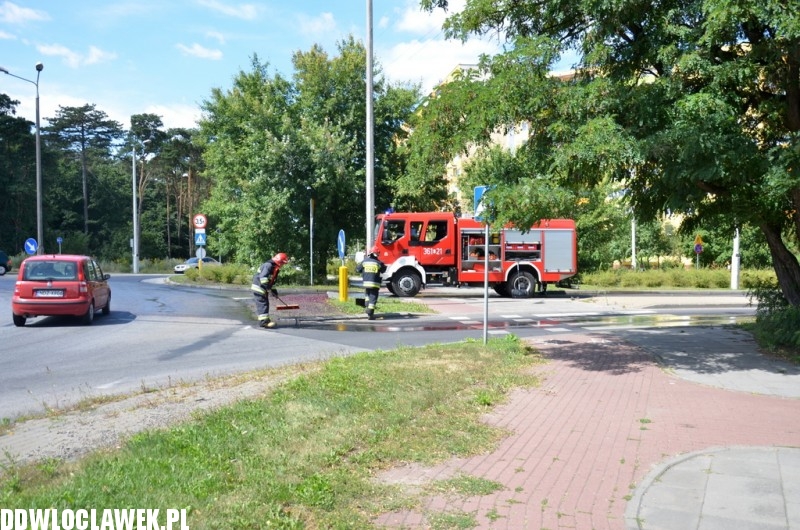 Straż pożarna sprząta rondo Falbanka