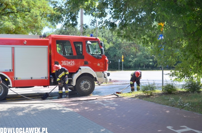 Straż pożarna sprząta rondo Falbanka