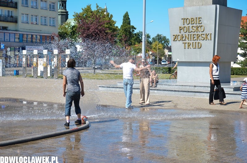 Kurtyna wodna ponownie na placu Wolności