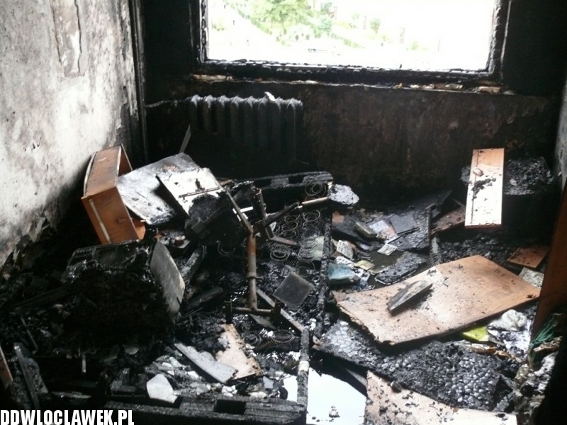 Wnętrze spalonego mieszkania  przy ul. Hożej 1