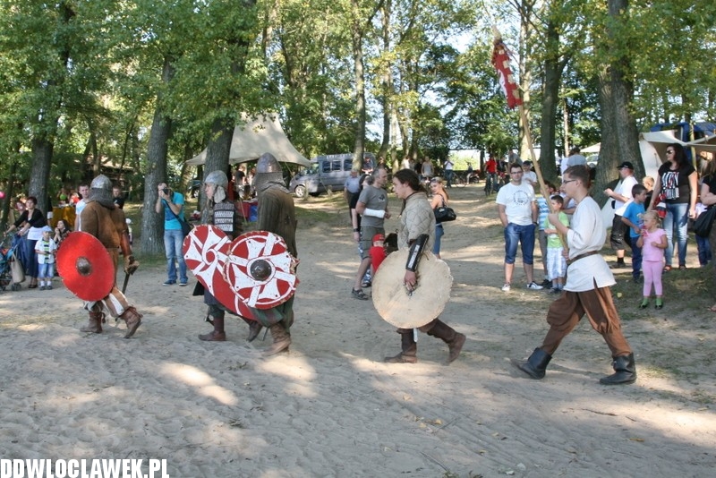Wikingowie i Słowianie na plaży w Kikole