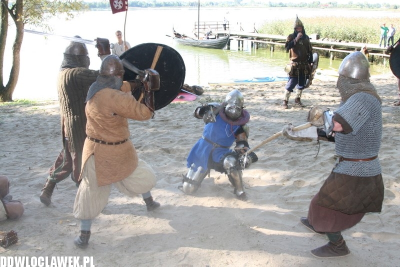 Wikingowie i Słowianie na plaży w Kikole