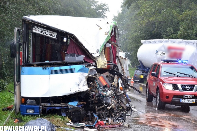 Autobus zderzył się z cysterną pod Włocławkiem
