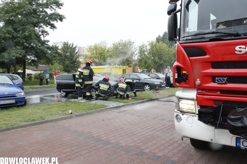 Pożar auta na parkingu na osiedlu Południe
