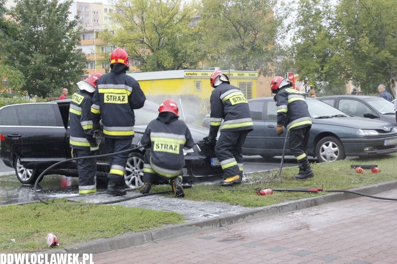 Pożar auta na parkingu na osiedlu Południe