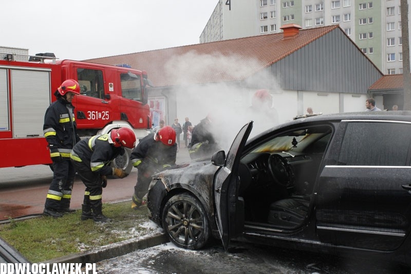 Pożar auta na parkingu na osiedlu Południe