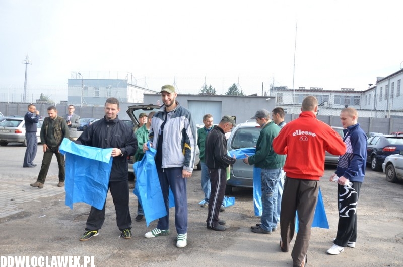 Więźniowie wzięli udział w sprzątaniu świata