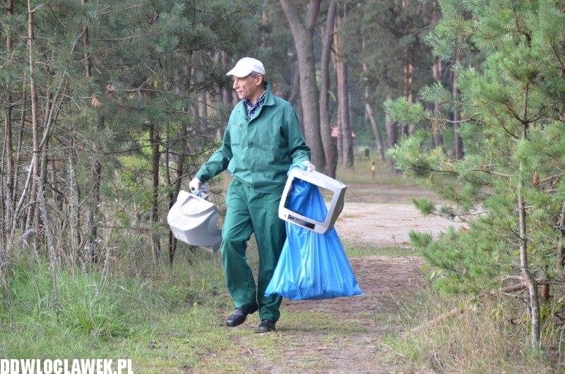 Więźniowie wzięli udział w sprzątaniu świata