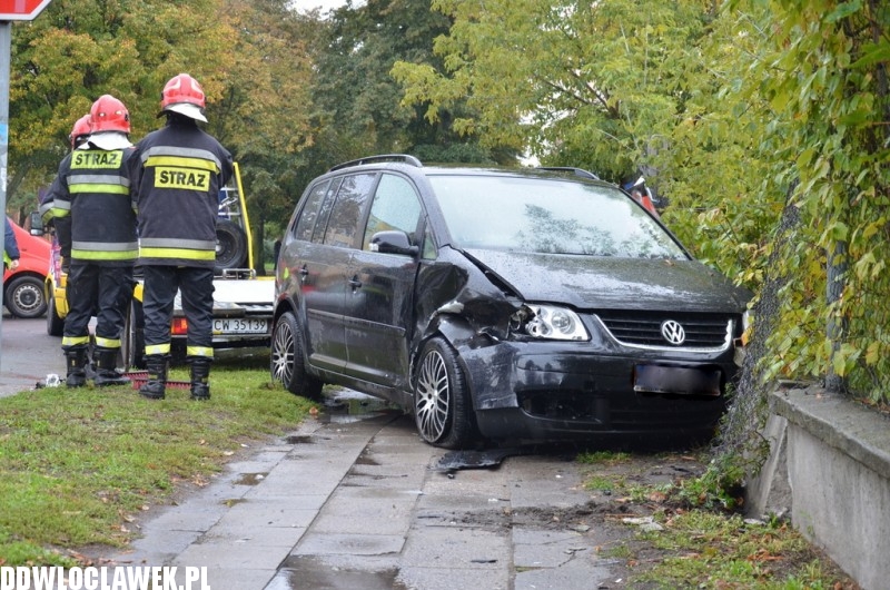 Zderzenie dwóch pojazdów na skrzyżowaniu