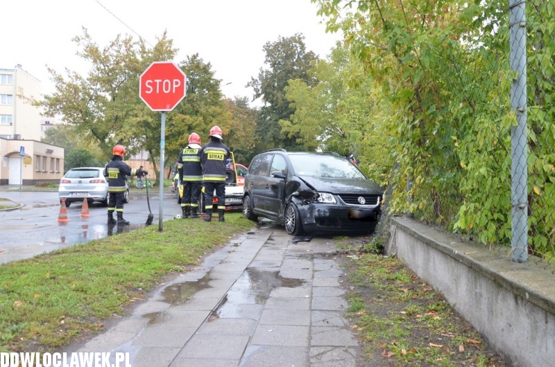 Zderzenie dwóch pojazdów na skrzyżowaniu