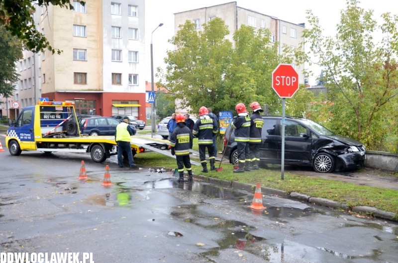 Zderzenie dwóch pojazdów na skrzyżowaniu