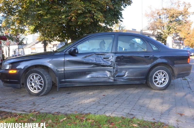 Trzy auta zderzyły się na skrzyżowaniu