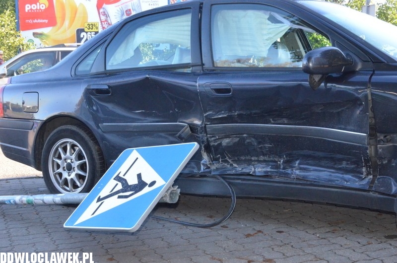 Trzy auta zderzyły się na skrzyżowaniu