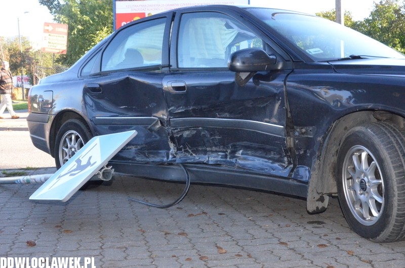 Trzy auta zderzyły się na skrzyżowaniu