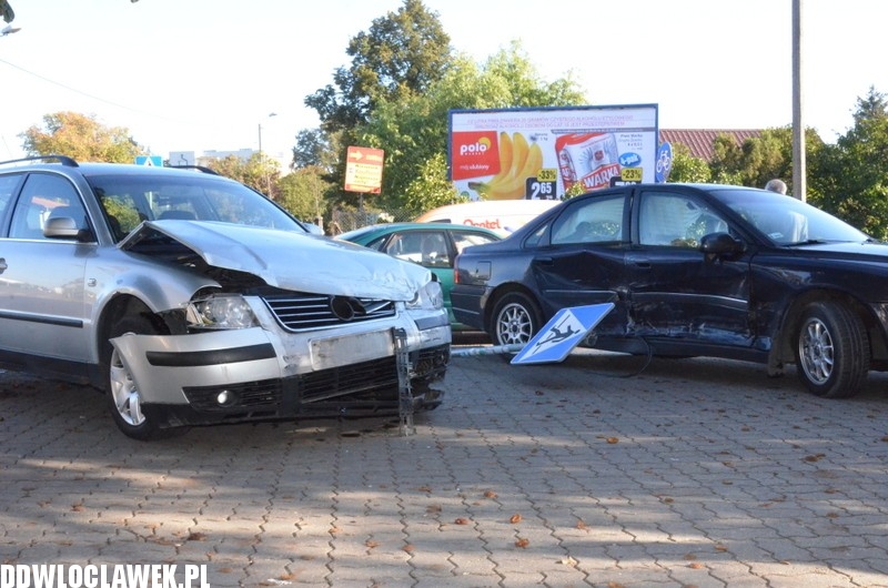 Trzy auta zderzyły się na skrzyżowaniu