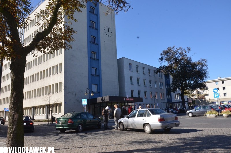 Wypadek drogowy przed Urzędem Miasta