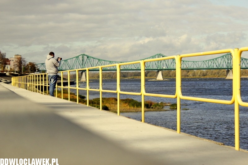 Przy bulwarach  budują pływającą scenę