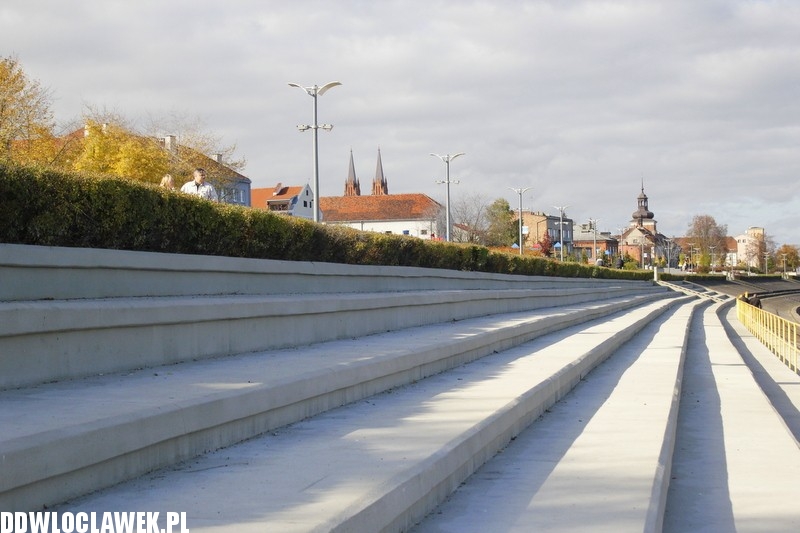 Przy bulwarach  budują pływającą scenę