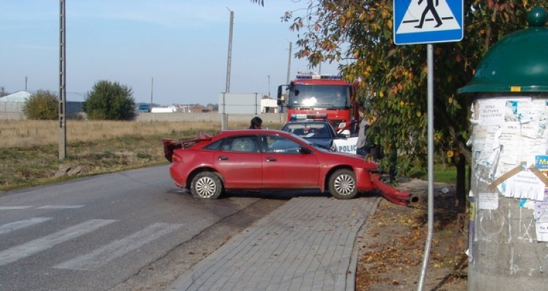 Wiózł dwójkę dzieci. Wjechał pod ciężarówkę!