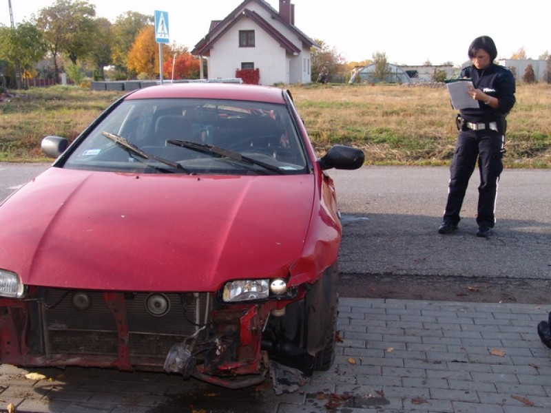 Wiózł dwójkę dzieci. Wjechał pod ciężarówkę!