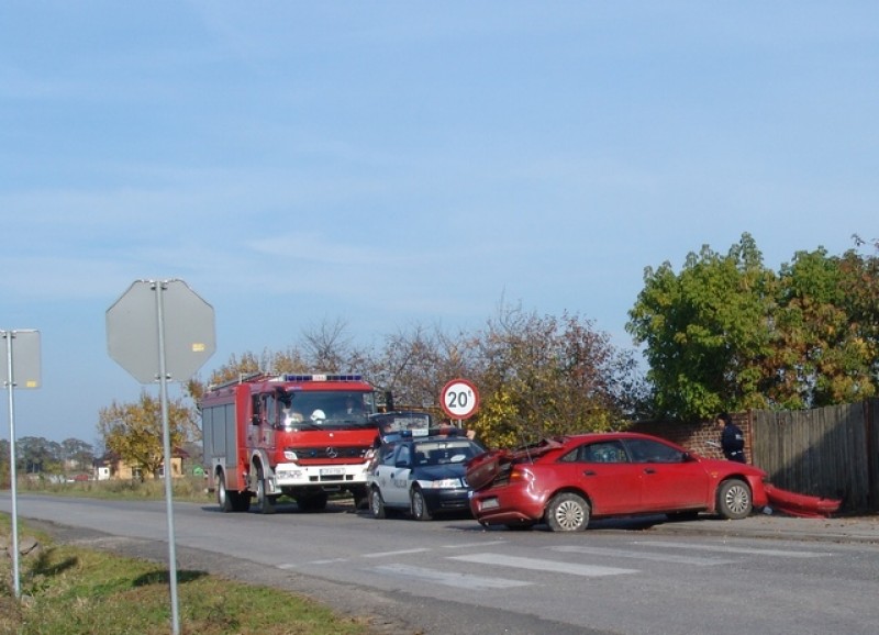 Wiózł dwójkę dzieci. Wjechał pod ciężarówkę!