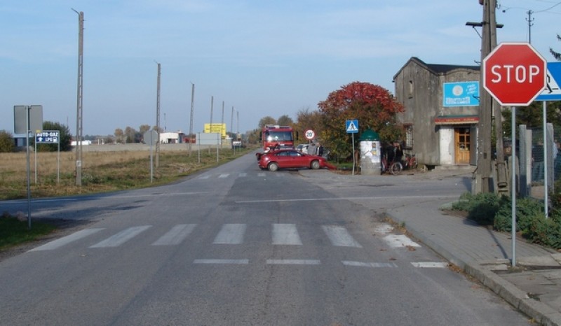 Wiózł dwójkę dzieci. Wjechał pod ciężarówkę!