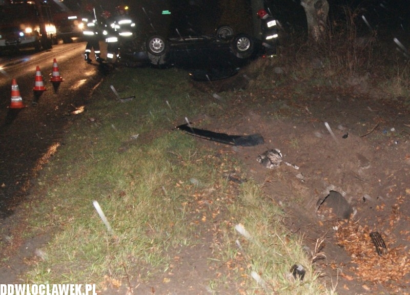 Auto wypadło z drogi i dachowało