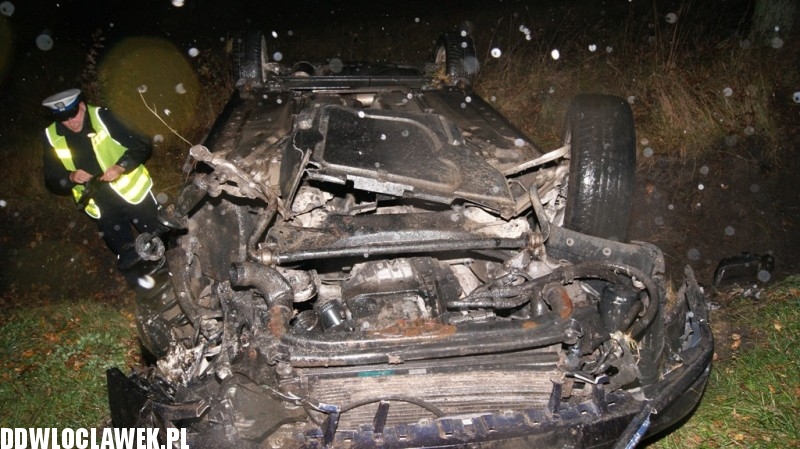 Auto wypadło z drogi i dachowało