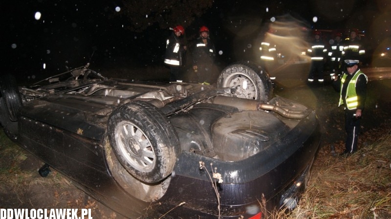 Auto wypadło z drogi i dachowało