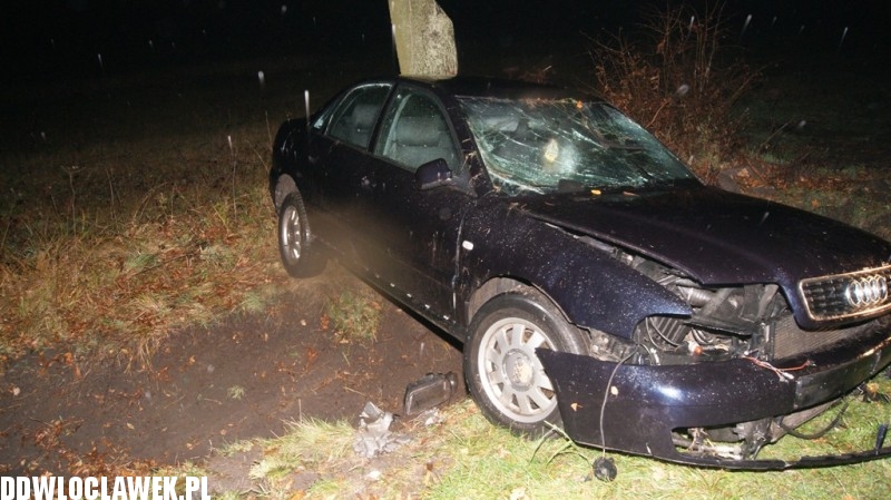 Auto wypadło z drogi i dachowało
