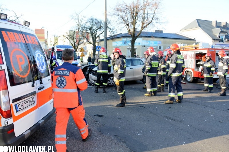 Zderzenie dwóch aut i autobusu MPK