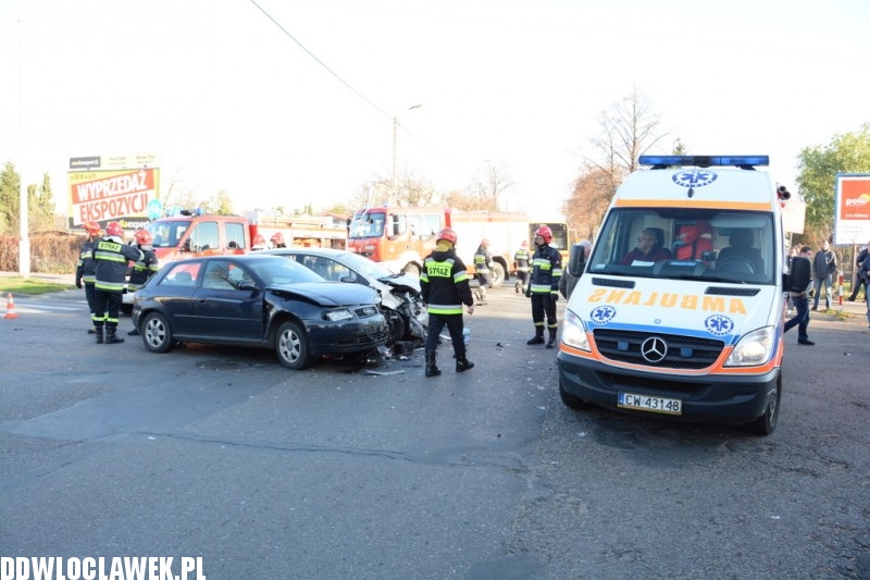 Zderzenie dwóch aut i autobusu MPK