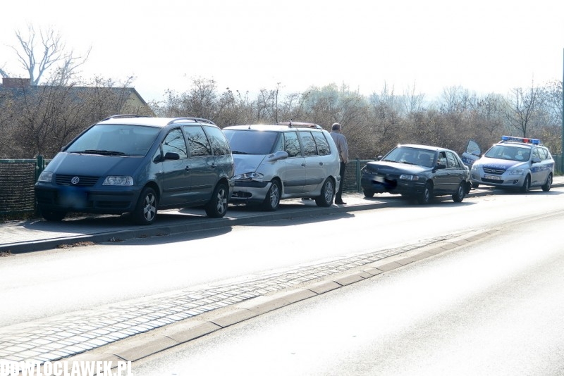 Kolizja trzech samochodów na moście