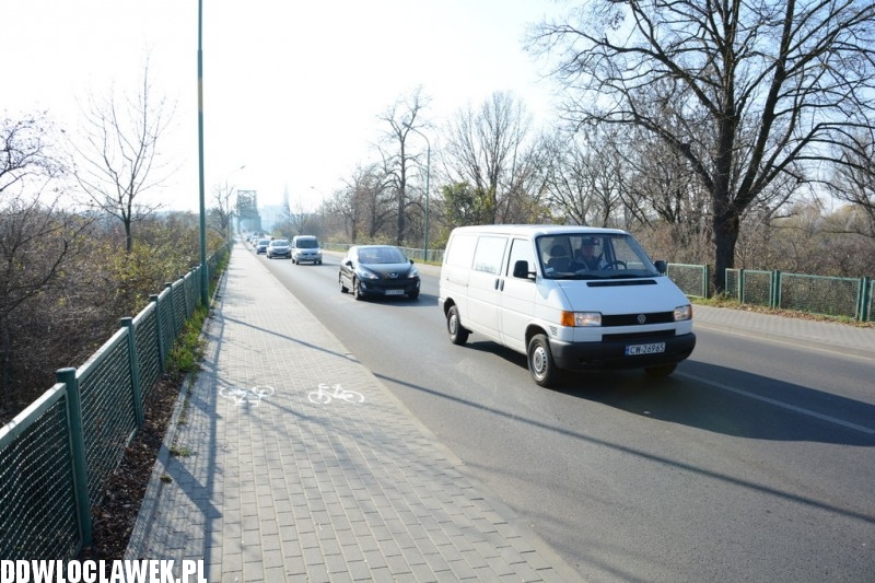 Kolizja trzech samochodów na moście