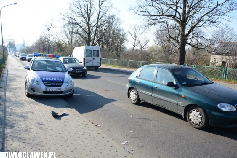 Kolizja trzech samochodów na moście